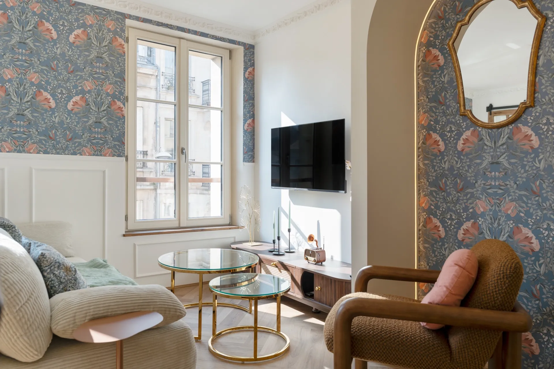 Salon avec niche cintrée rétroéclairée et miroir doré